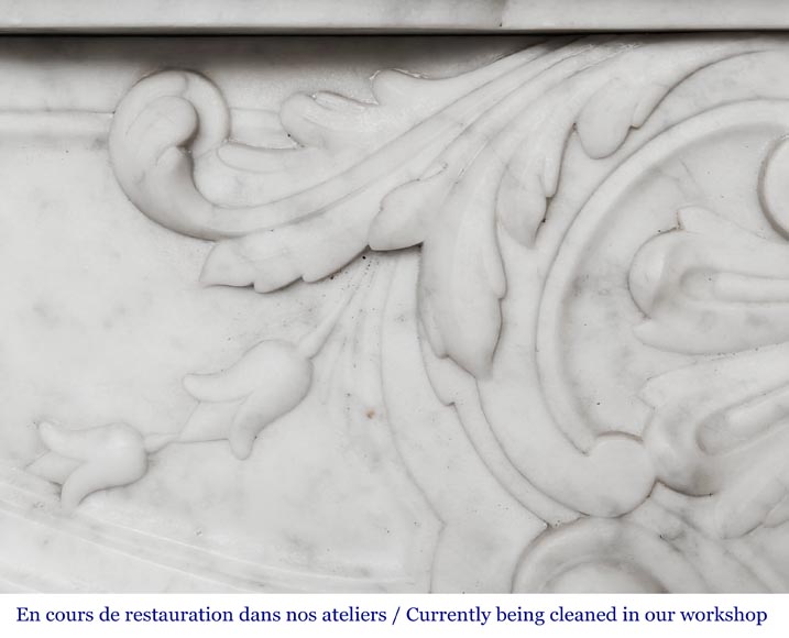 Cheminée de style Louis XV à coquille, en marbre de Carrare-3